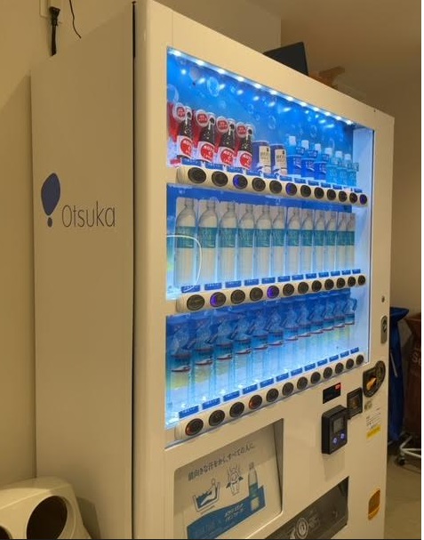 ルーフトップサウナの女性用ロッカールームの自動販売機