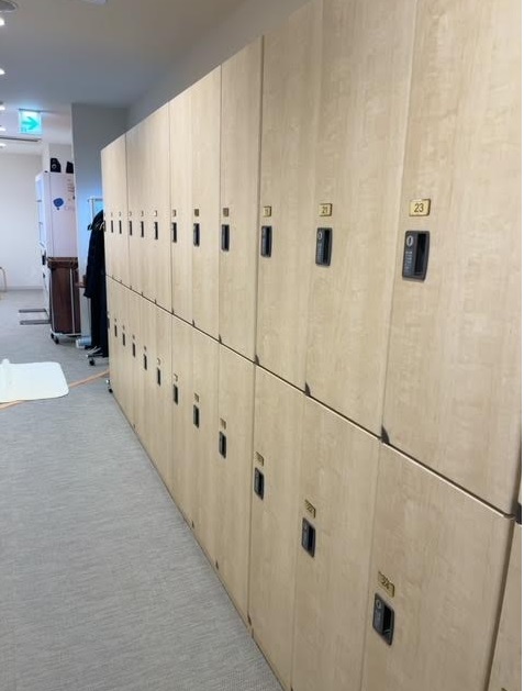 ルーフトップサウナの女性用ロッカールーム