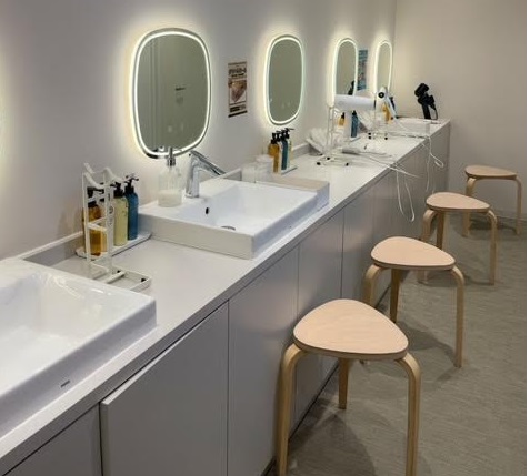 ルーフトップサウナの女性用ロッカールームのドレッサー