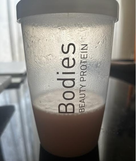 Bodiesのプロテインを水でシェイク